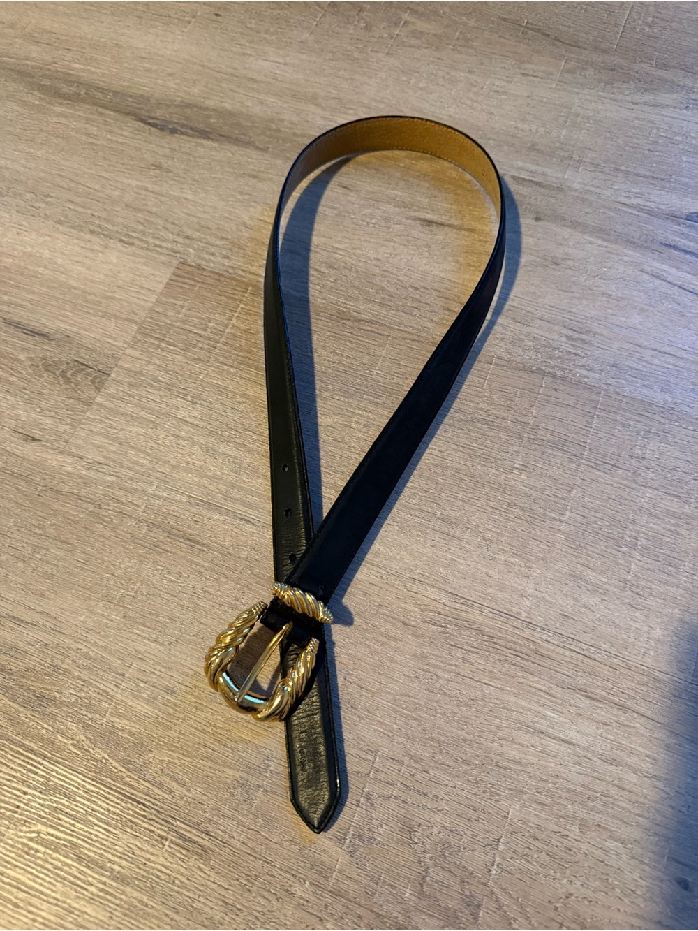 Women’s 32” vintage Worthington black belt.